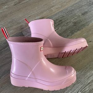Women’s Hunter short boot pink with a slight sparkle. Size 10, EUC.